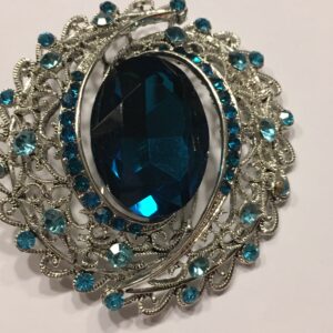 Broche turquoise zilverkleurig strass