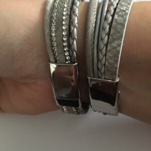 Armbandenset licht grijs leer met magneetsluiting