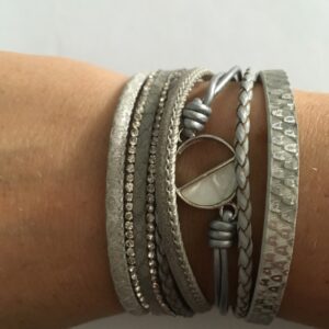 Armbandenset licht grijs leer met magneetsluiting