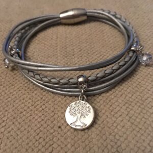 Armbandenset lichtgrijs leer met magneetsluiting