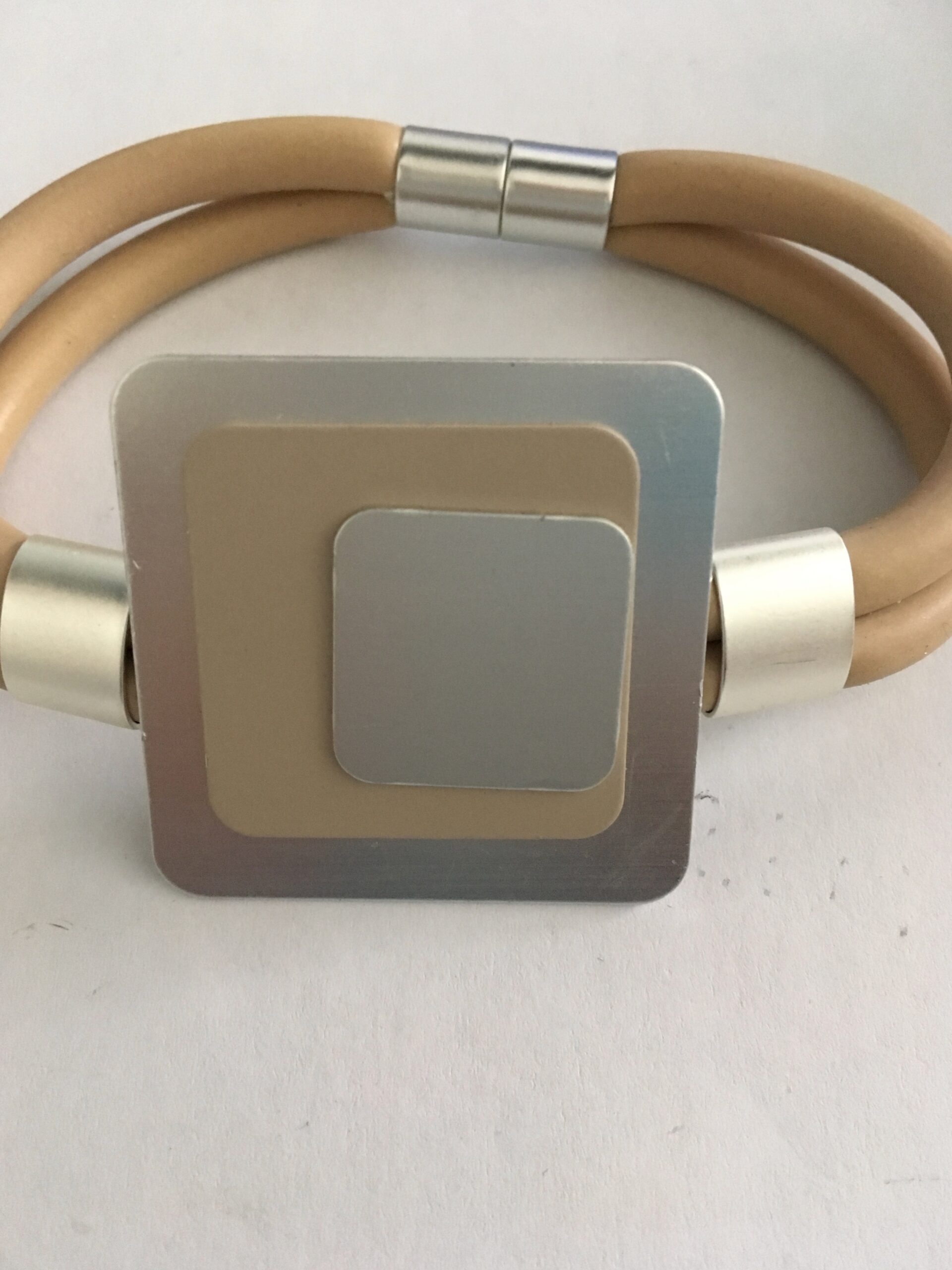 Armband rubber beige vierkant met aluminium
