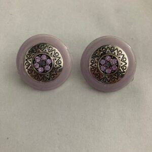 Clipoorbel zilverkleurig rond met paarse rand en steentjes in het midden