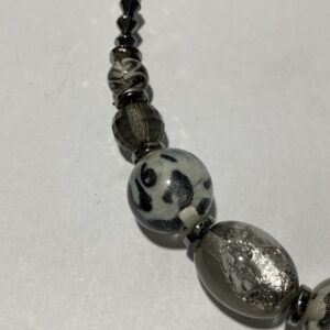 Ketting grijs met ronde kralen 3D