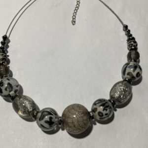 Ketting grijs met ronde kralen 3D