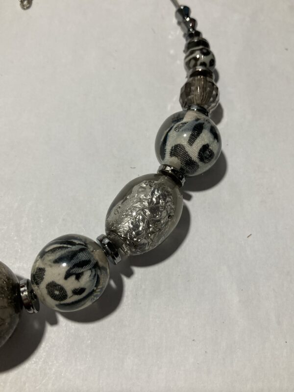 Ketting grijs met ronde kralen 3D