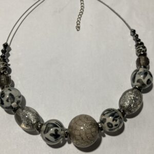 Ketting grijs met ronde kralen 3D
