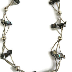 Ketting laagjes grijs zilverkleur schelp met buisjes