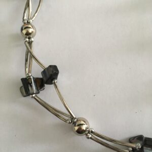 Ketting laagjes grijs zilverkleur schelp met buisjes