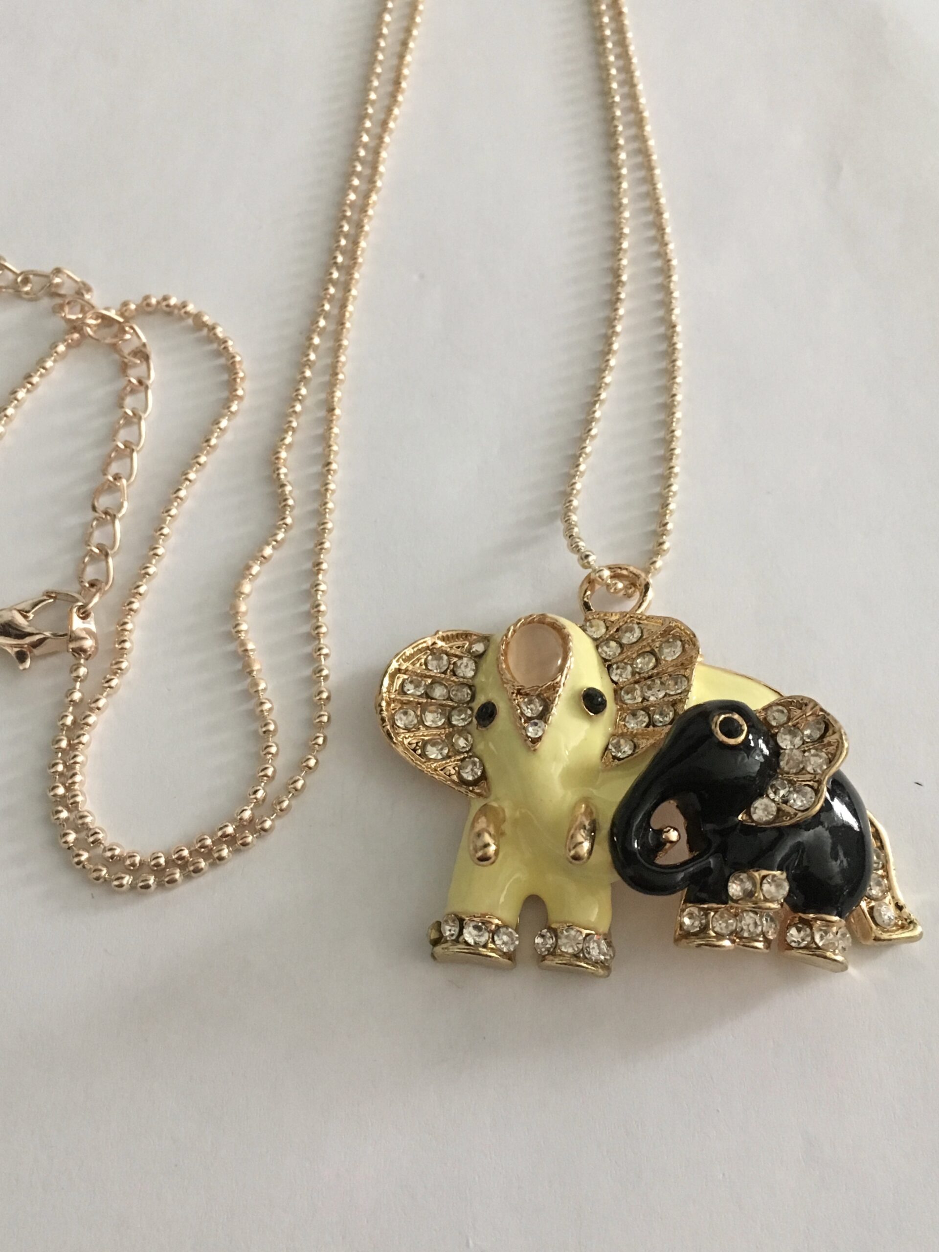 Ketting met 2 olifanten met rosékleurige lange ketting