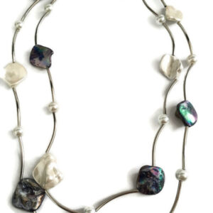 Ketting laagjes grijs-paars en witte schelpkralen