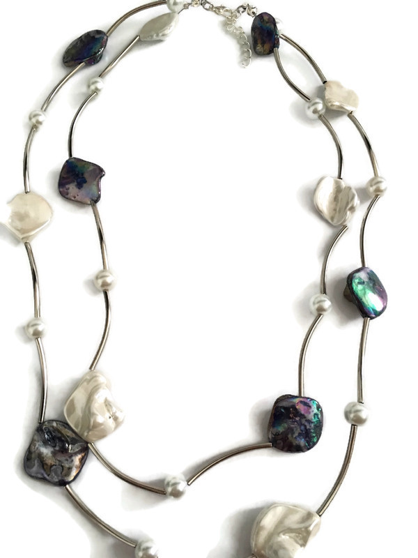 Ketting laagjes grijs-paars en witte schelpkralen