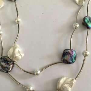 Ketting laagjes grijs-paars en witte schelpkralen