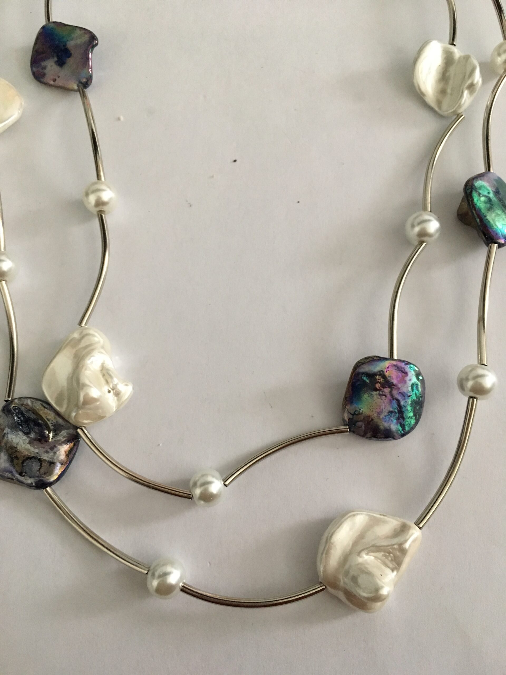 Ketting laagjes grijs-paars en witte schelpkralen