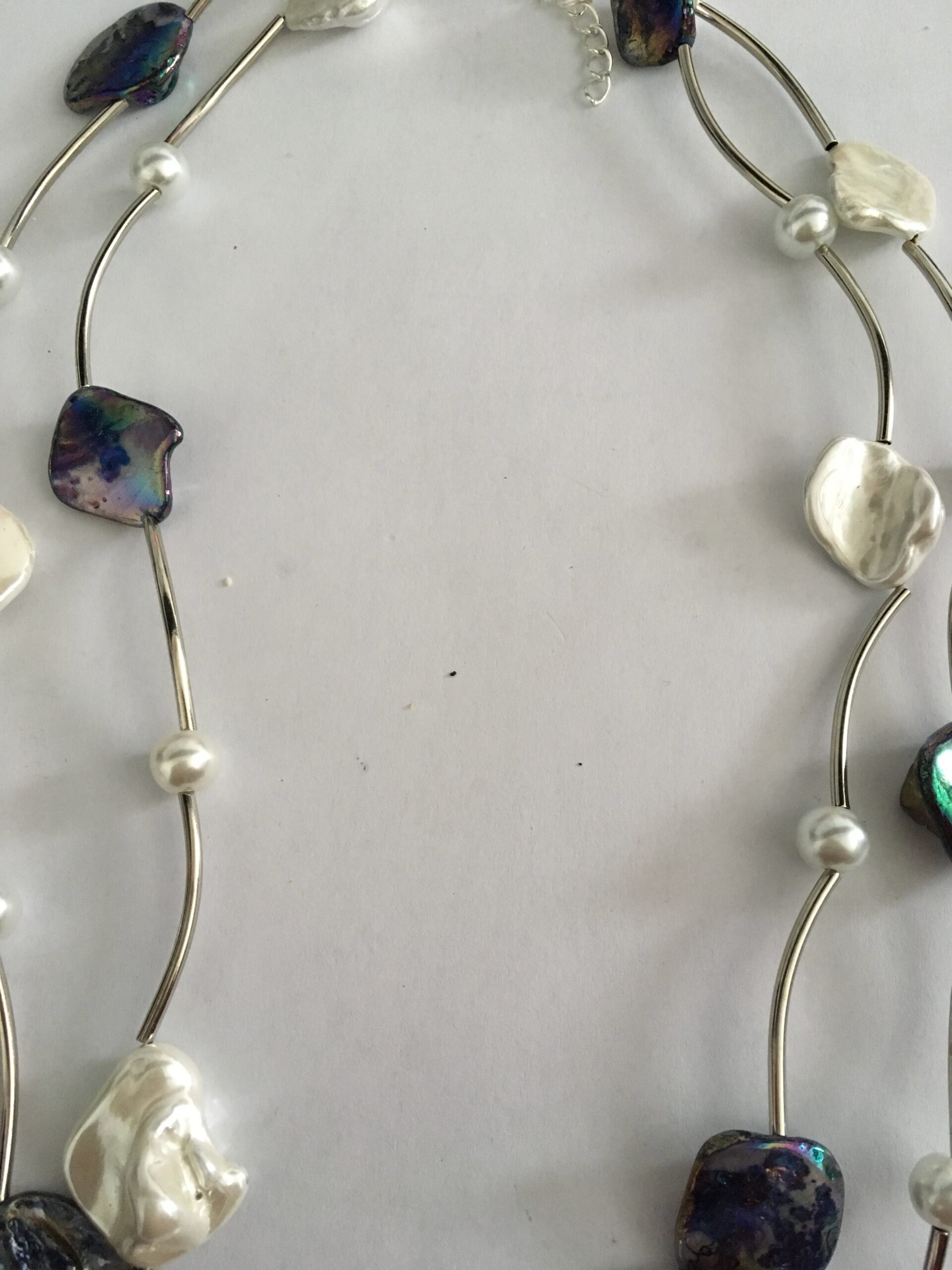 Ketting laagjes grijs-paars en witte schelpkralen