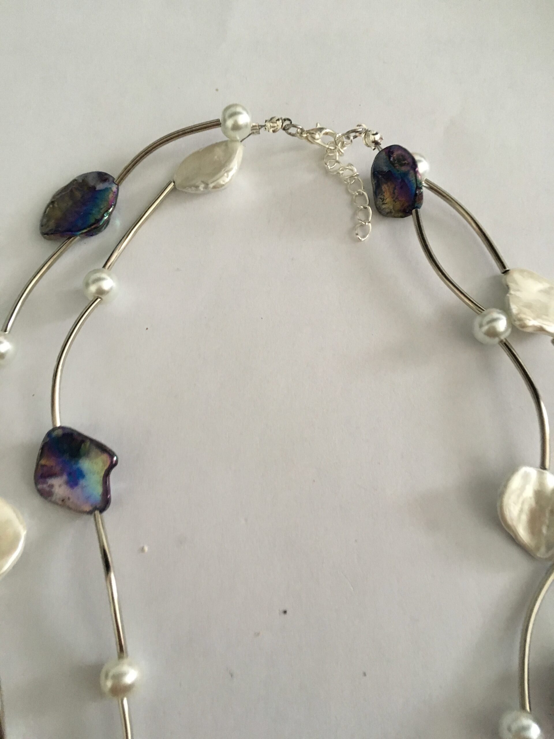 Ketting laagjes grijs-paars en witte schelpkralen