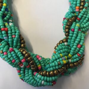 Ketting gedraaid met verschillende lagen kraaltjes