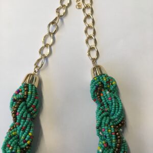 Ketting gedraaid met verschillende lagen kraaltjes