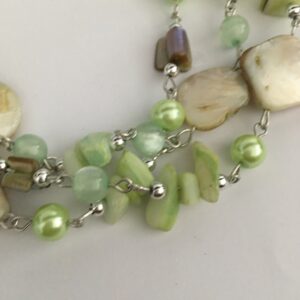 Ketting groen geketteld met schelpkralen
