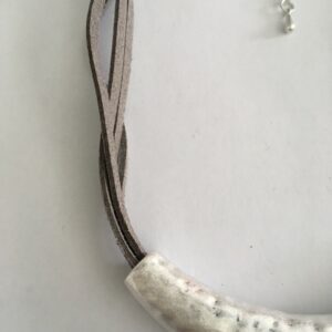 Ketting suède met metalen hanger
