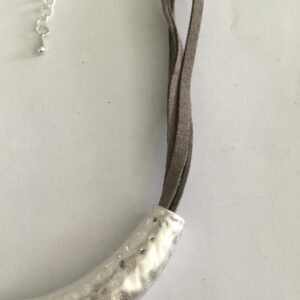 Ketting suède met metalen hanger