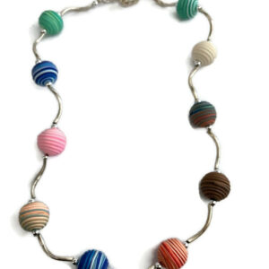 Ketting gekleurde ballen met zilverkleurige buisjes