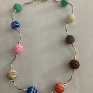 Ketting gekleurde ballen met zilverkleurige buisjes