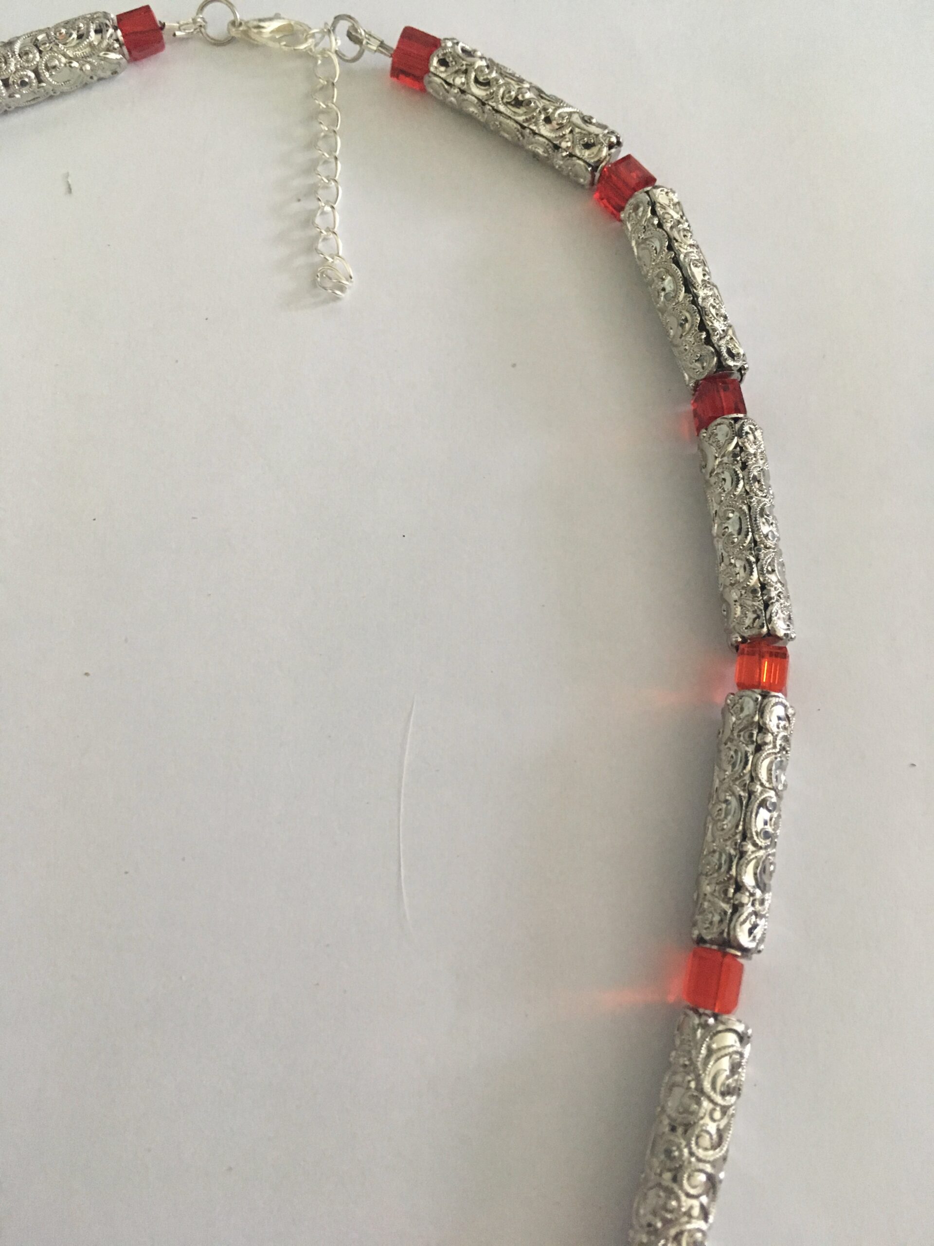 Ketting zilverkleurig rood