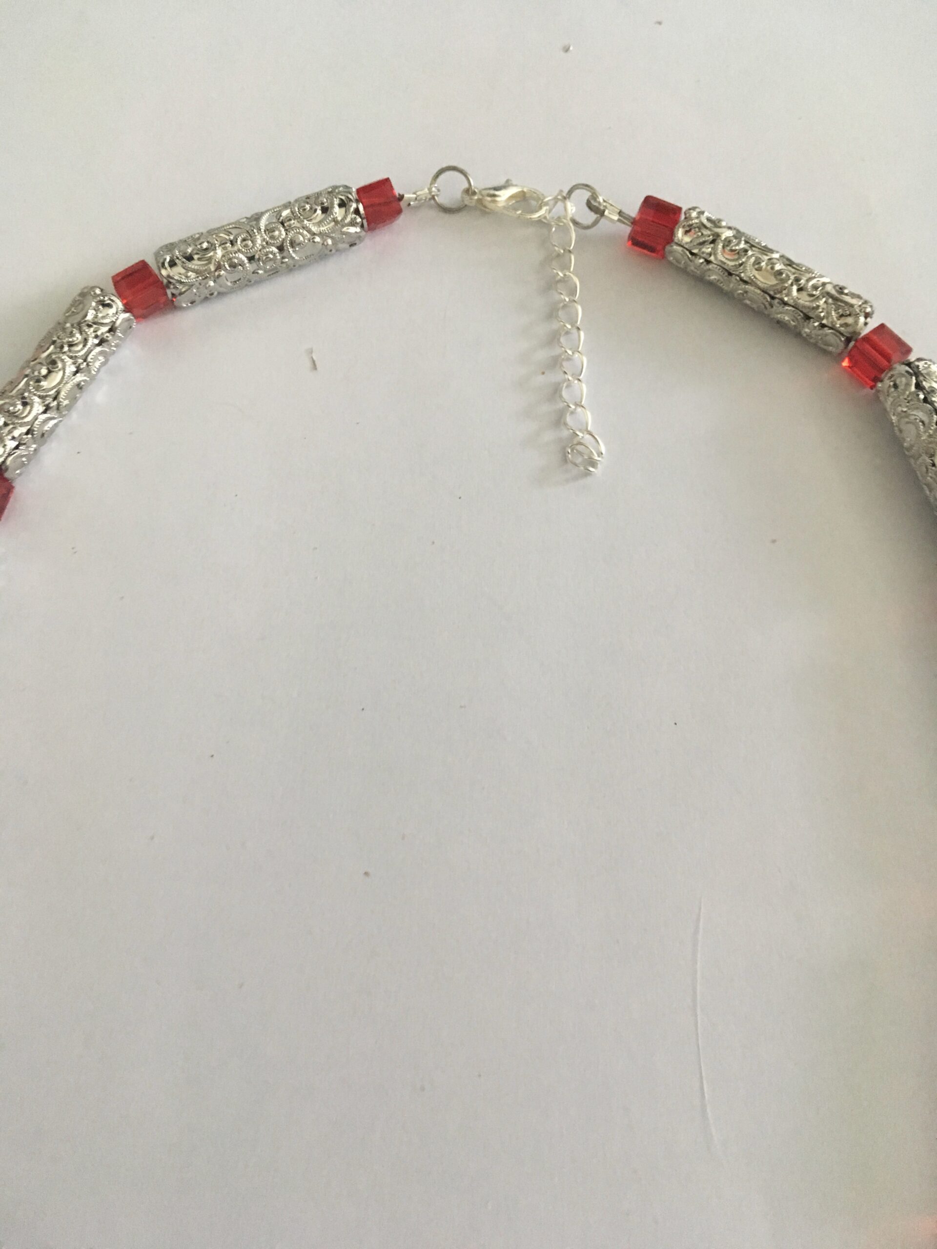 Ketting zilverkleurig rood