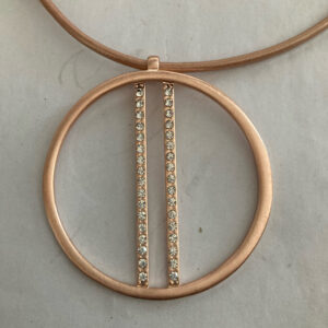 Leren ketting rosékleurig met hanger strass RVS