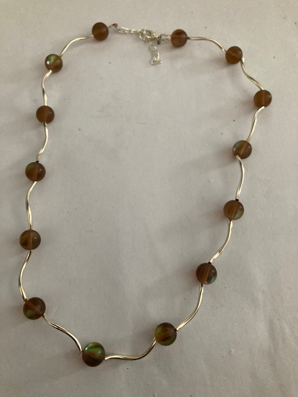 Ketting bruine 3D ballen met zilverkleurige buisjes