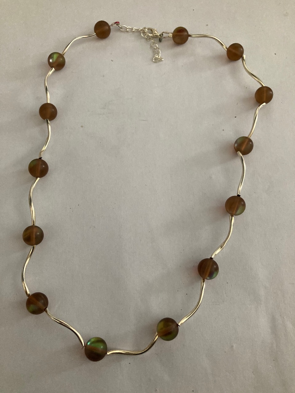 Ketting bruine 3D ballen met zilverkleurige buisjes