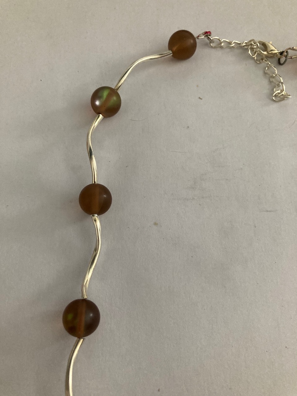 Ketting bruine 3D ballen met zilverkleurige buisjes