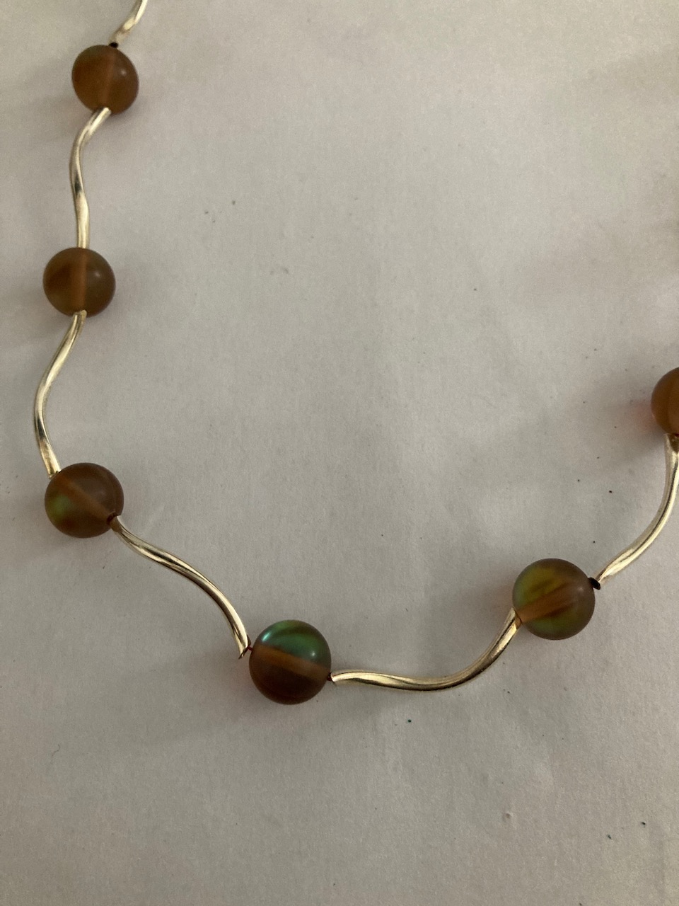 Ketting bruine 3D ballen met zilverkleurige buisjes