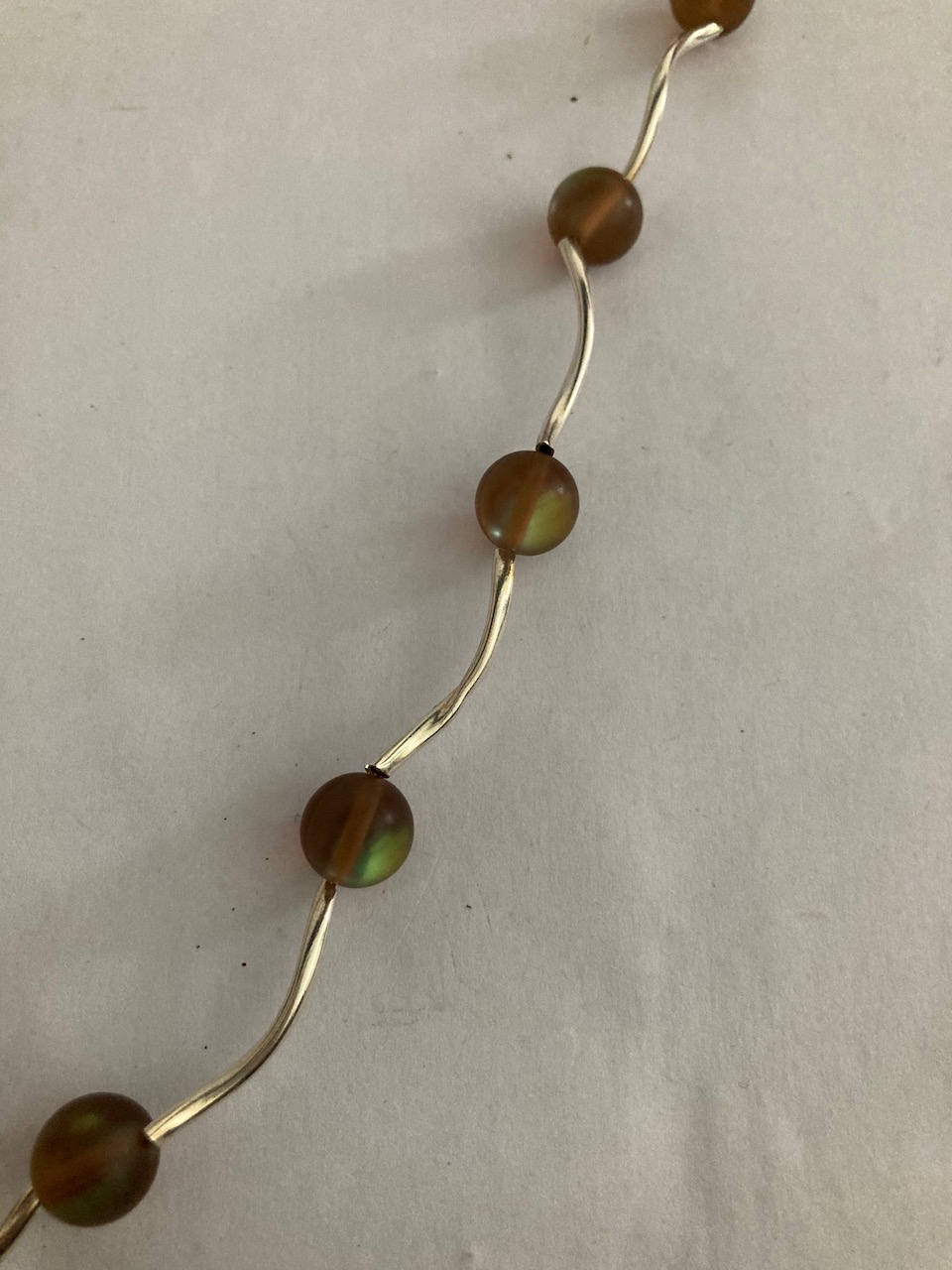 Ketting bruine 3D ballen met zilverkleurige buisjes
