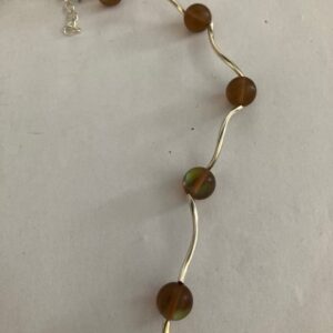 Ketting bruine 3D ballen met zilverkleurige buisjes