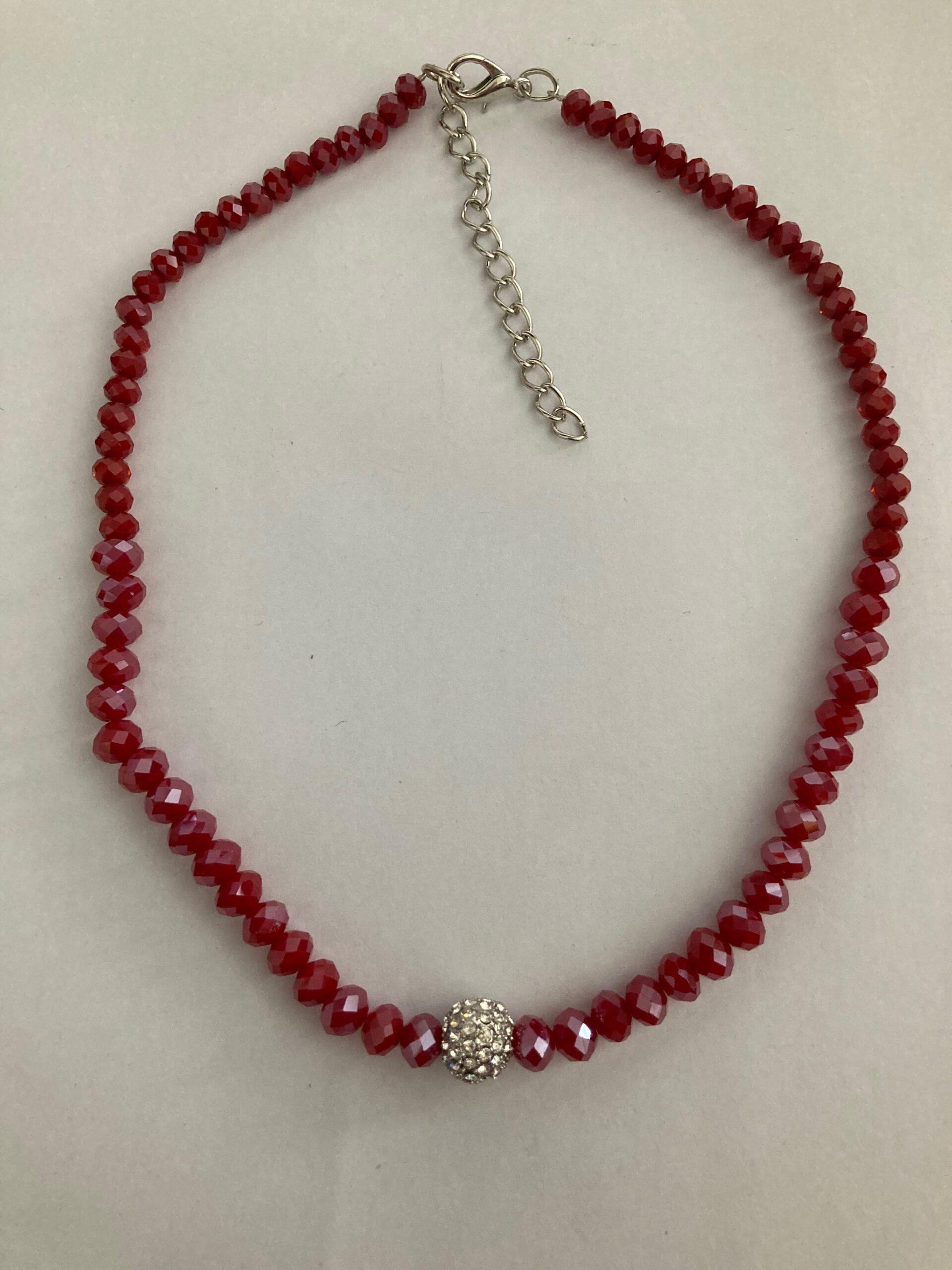 Mooie rode ketting met rode facet geslepen glaskralen en strass steentjes – Petra's Sieradenwereld