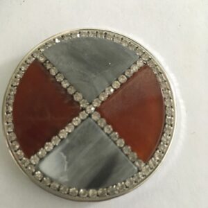 Magneetbroche strass steentjes en kleurenvlak