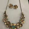 Sieradenset ketting met bijpassende clipoorbellen goudkleurig met bloem