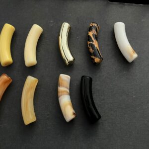 Doos met mix kleur tube kralen om zelf armbanden te maken