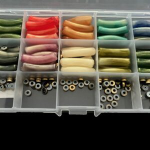 Doos met mix kleur tube kralen om zelf armbanden te maken