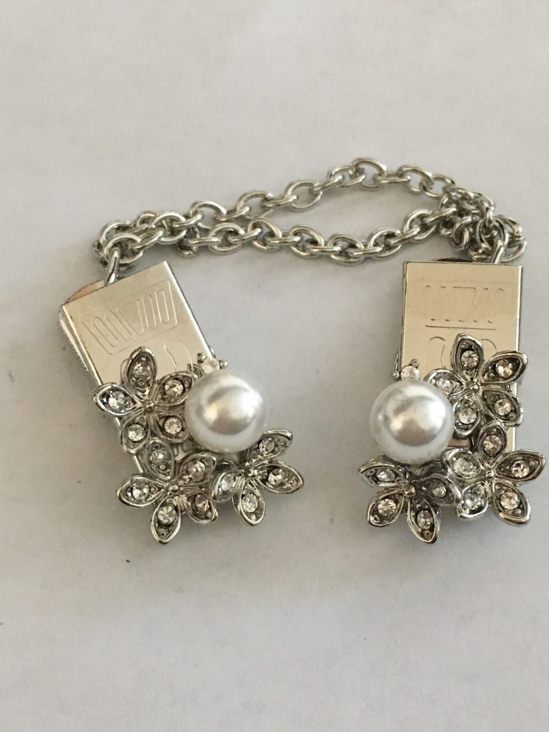 Vestclip parel met blaadjes strass zilverkleur