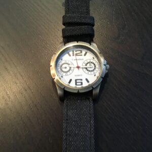 Horloge zwart met witte kast