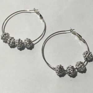 Oorringen met zilverkleurige balletjes