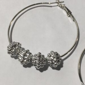 Oorringen met zilverkleurige balletjes