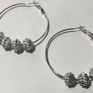 Oorringen met zilverkleurige balletjes