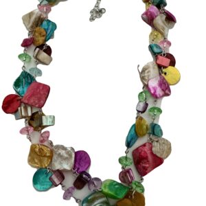 Laagjesketting met schelpkralen en facet kralen geketteld