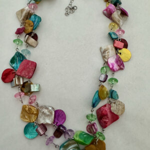 Laagjesketting met schelpkralen en facet kralen geketteld