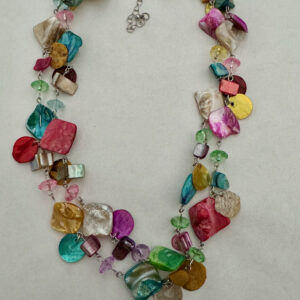 Laagjesketting met schelpkralen en facet kralen geketteld