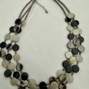 Laagjesketting met ronde kraaltjes zwart grijs/creme