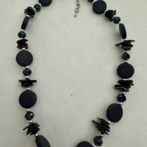 Donkerblauwe ketting met ronde en schelpkralen